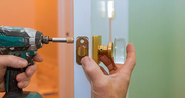 Broken Door Knob Fix in Oviedo, FL
